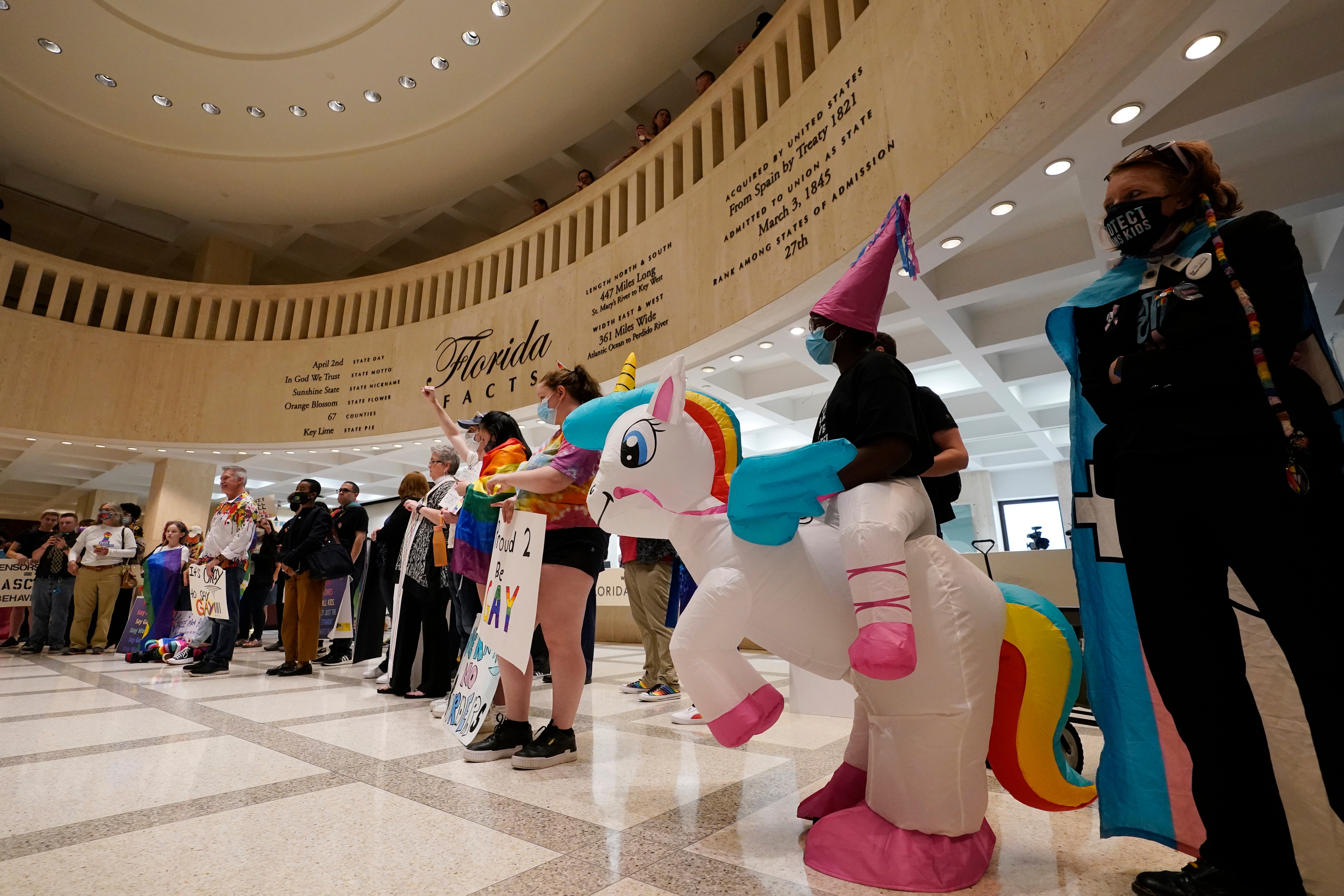 Manifestantes se reúnen afuera del capitolio estatal de Florida
