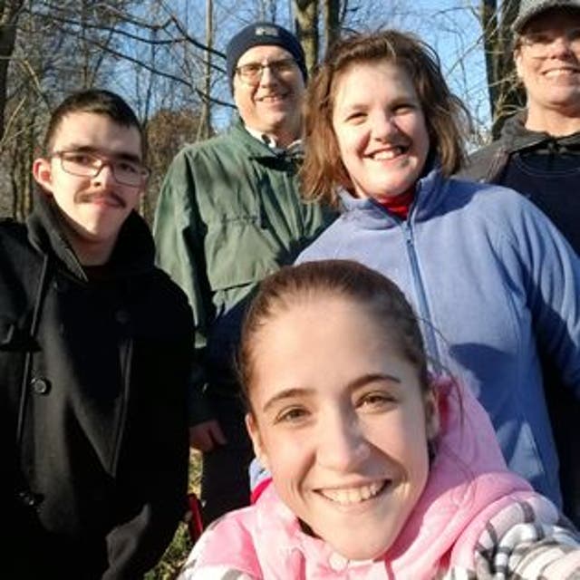 Alisa Campau (al frente) con su familia. La familia de Michigan de la niña de 17 años demandó al hospital que niega la ubicación de Alisa en la lista de trasplantes de riñón hasta que reciba las vacunas actualizadas, como lo exige la política del hospital.