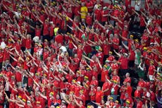 Rabia por confiscación de sombreros LGBTQ+ a las aficionadas galesas en el Mundial de Qatar 2022