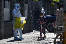 China relaja algunas medidas contra virus, registra a gente