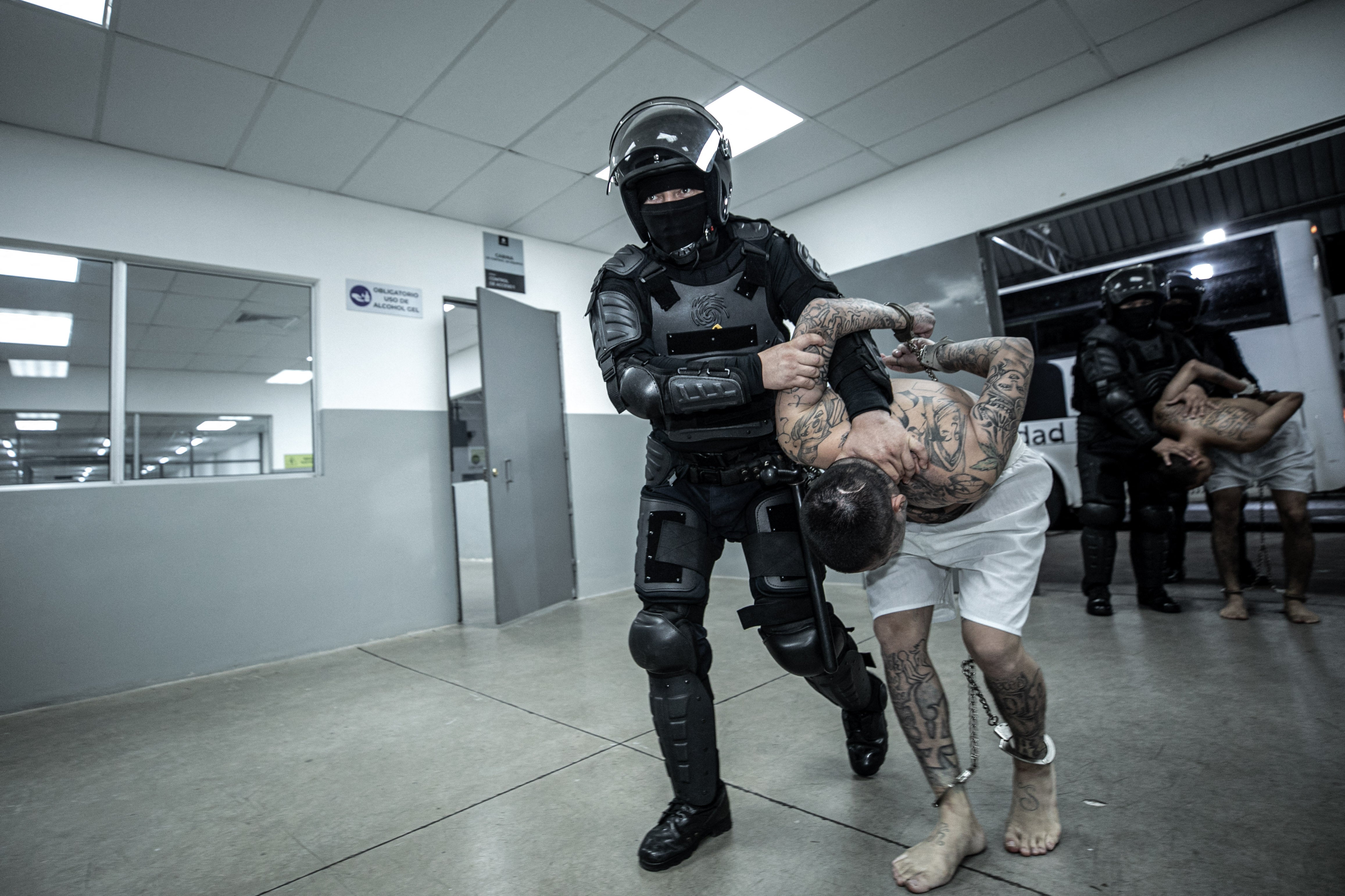 Presuntos miembros de bandas criminales son trasladados al CECOT en 2024