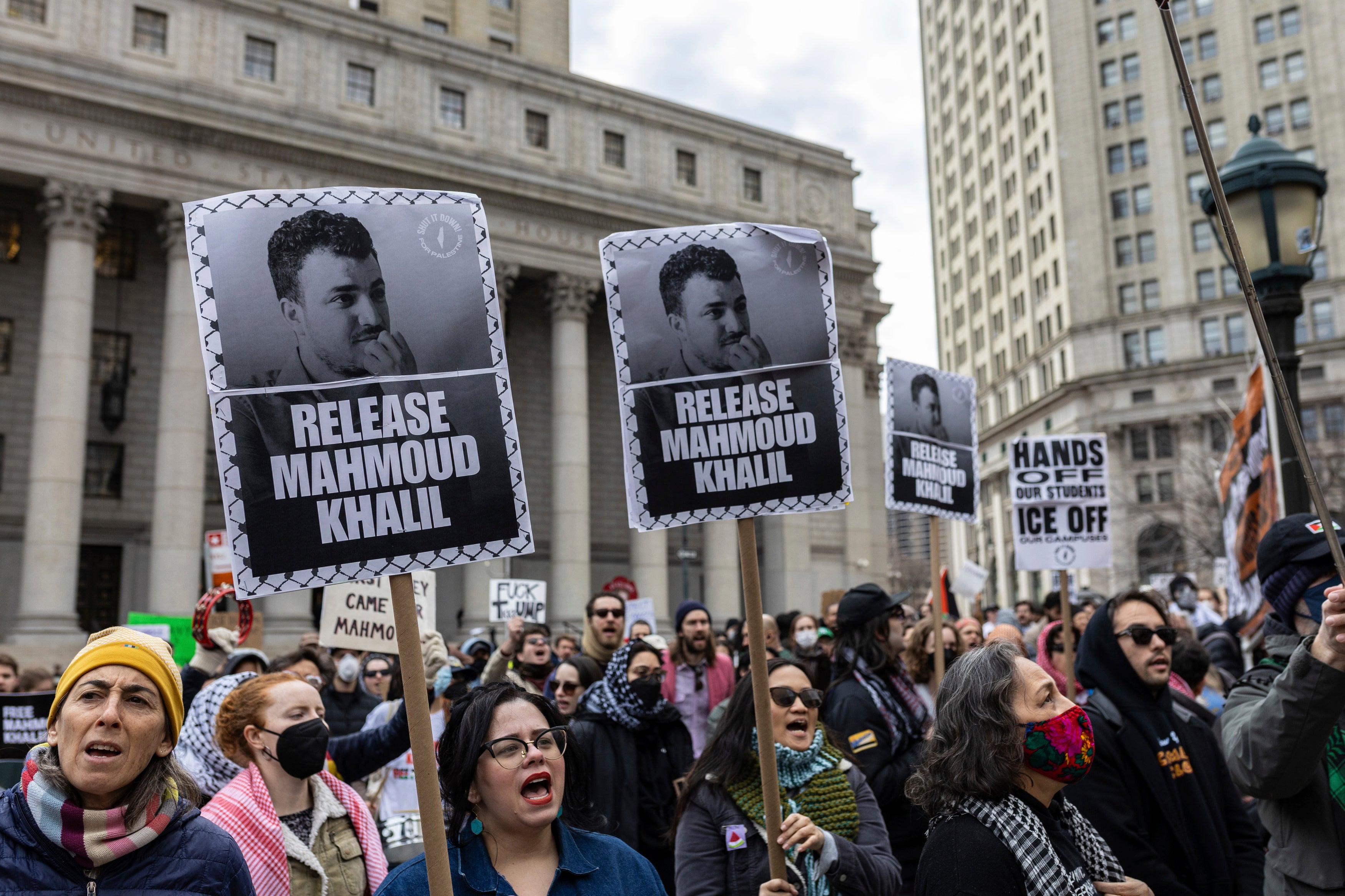 Manifestantes piden por la liberación de Mahmoud Khalil, residente legal y estudiante de la Universidad de Columbia detenido tras participar el año pasado en protestas pro-palestina en el campus