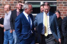 Video muestra a doctor con sarampión tratando a niños; RFK Jr dice que es médico "extraordinario"