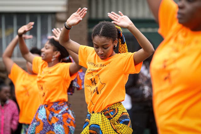 <p>Miembros de un desfile hacen su presentación durante el 48º Festival Anual de ‘Juneteenth’ en Milwaukee, Wisconsin</p>